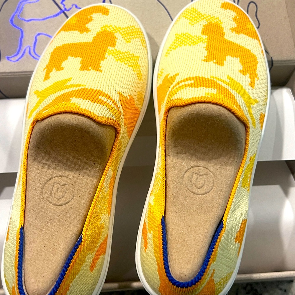 NEW Rothy’s kids size 1 puppy dog slip on tennis shoes sneakers yellow camo